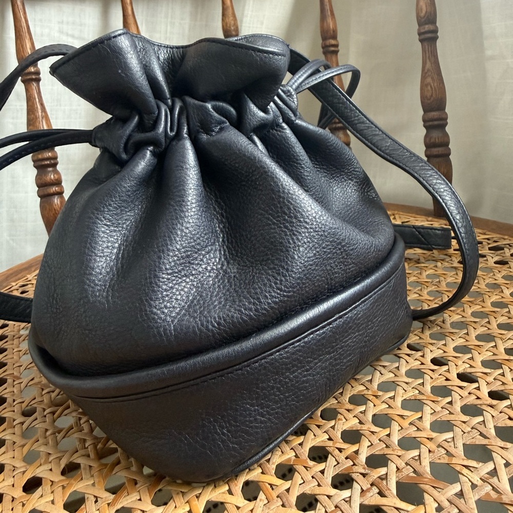Vintage navy blue leather bucket bag 🖤 90s minimalist slouchy crossbody
